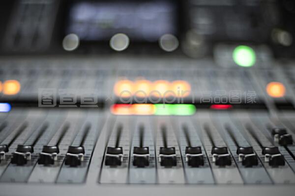 演播室與電視節(jié)目中的音響面板 技術(shù)與應(yīng)用